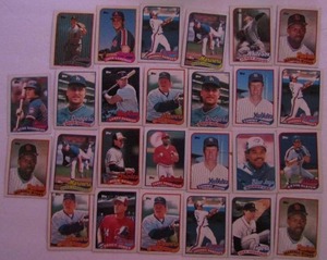 lot 58 image: TOPPS 1989- Various Players and Teams. Cards 352-375. Not consecutive. 26 cards total. Good condition, edges slightly worn.