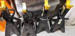 lot 107 image: Craftsman 3-12 Ton Ratchet Locking Jack Stand (4 Total)