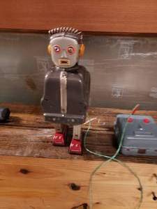 lot 215 image: Antique Post WWII Robot made in Japan