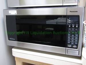 lot 40 image: Panasonic microwave oven