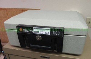 lot 149 image: Sentry 1100 fire resistant file box, open but no key