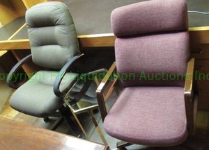 lot 126 image: High back office chairs and glass top accent table