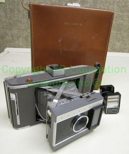 lot 3 image: Vintage Polaroid Land camera model J66 with case