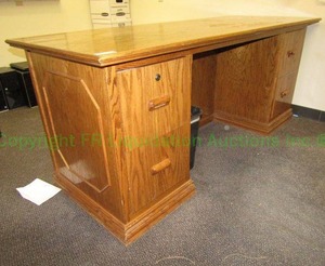lot 23 image: Knape & Vogt Oak wood double pedestal desk
