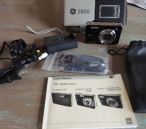 lot 39 image: GE digital camera E-850 series comes with charger and manual in original box. Works great