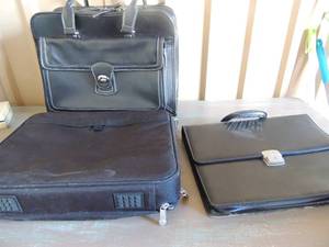 lot 59 image: Assorted black computer bags, one with wheels