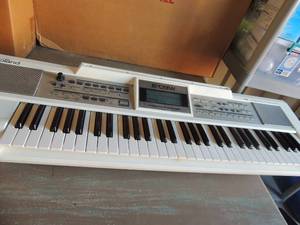 lot 70 image: Roland white keyboard E-90W interactive arranger