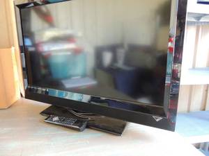 lot 69 image: 32 Vizio HD TV works has remote