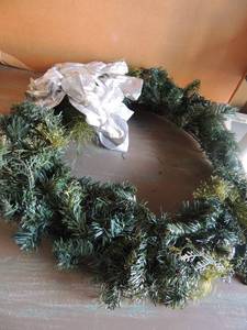 lot 71 image: 4 christmas wreaths with bows all in red storage bags