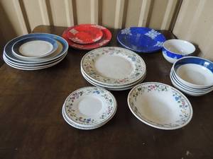 lot 72 image: Assorted Faberware plates 8 and 6 saucers plus assorted bowls for soup or salad