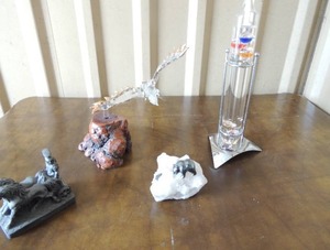 lot 79 image: Gray horse carriage with knight, 4x4, glass rock with polar bear and fish 3 Glass temp gauge, wooden base with glass eagle on top 9x10