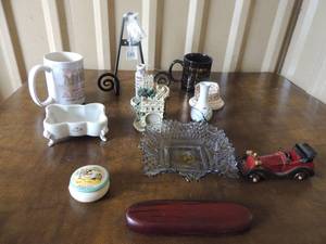 lot 80 image: 12 metal easel- Mexico trinket box, glass ashtray, 2 coffee cups and more