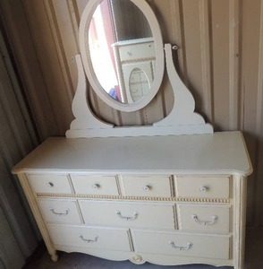 lot 7 image: Stanley 8 drawer dresser with detachable mirror. With mirror 66 high 54.5 x 18 depth cream color Very good condition