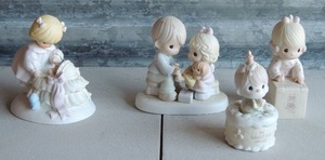lot 102 image: 4 Precious Moments dolls 1998