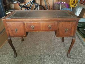 lot 1 image: VINTAGE DESK