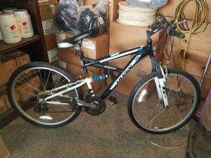 lot 2 image: HUFFY BICYCLE