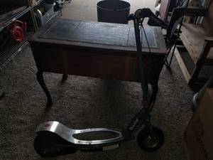 lot 3 image: RAZOR SCOOTER