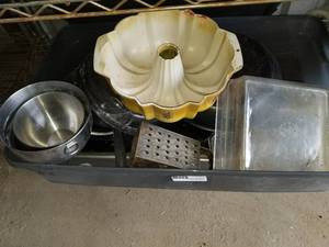 lot 32 image: BOX OF KITCHEN ITEMS