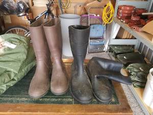 lot 41 image: RUBBER BOOTS