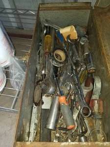 lot 45 image: TOOL BOX WITH TOOS