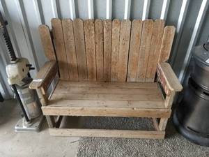 lot 65 image: WOOD BENCH