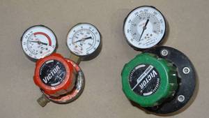 lot 46 image: Lot of 2 Victor Regulators, Acetylene & Oxygen