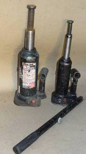 lot 73 image: Lot of 2 Bottle Jacks