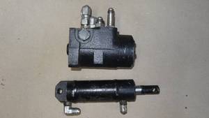 lot 90 image: Eaton Model 291-1131-002 Hydraulic Steering Control Unit & Hydraulic Piston