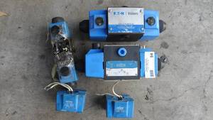 lot 94 image: Lot of EatonVickers Hydraulic Directional Valve & Solenoids