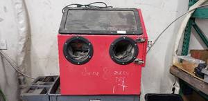 lot 36 image: Central Pneumatic Benchtop Sandblasting Cabinet