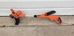 lot 76 image: Black & Decker Electric String Trimmer