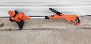 lot 77 image: Black & Decker Electric String Trimmer