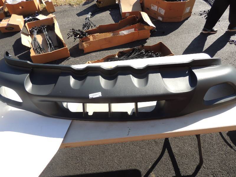 lot 31 image: Ford Excursion, F- SERIES Bumper with Tow Hook CLOSED
