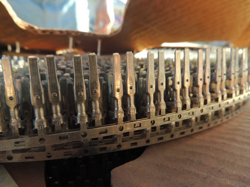 lot 198 image: WIRE CONNECTORS small male terminals - qty 1 spool ...