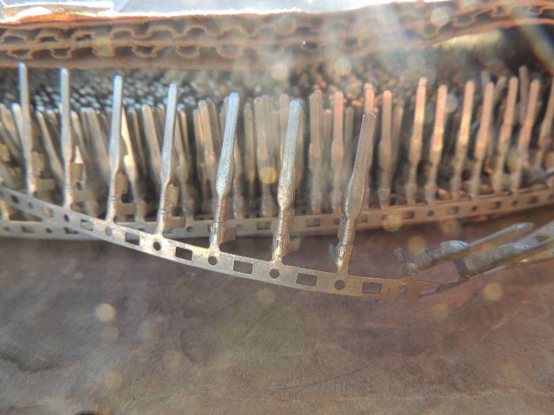lot 214 image: WIRE CONNECTORS - female terminals -partial with qty ...