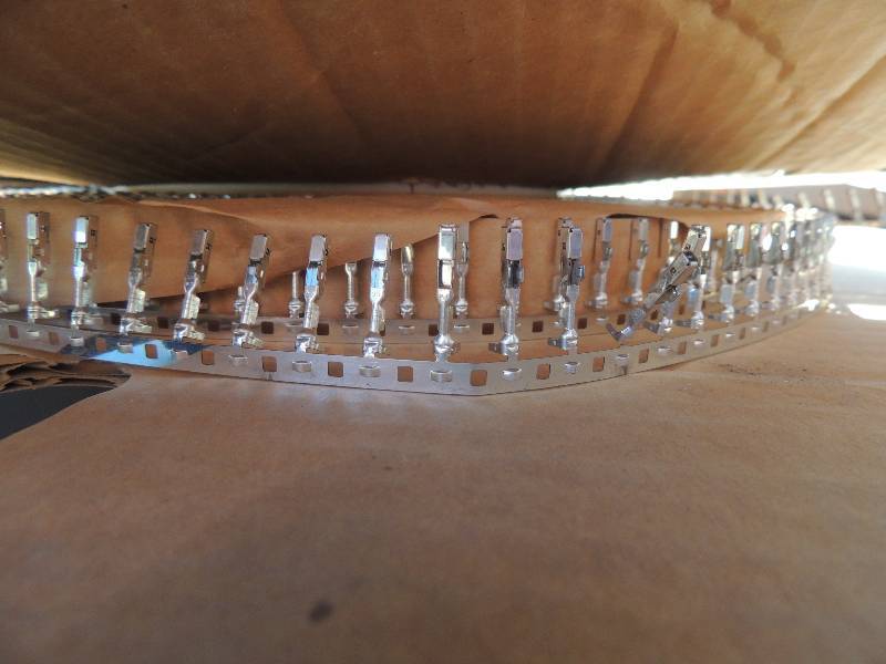 lot 216 image: WIRE CONNECTORS 1000 female terminals - part # 200-1179