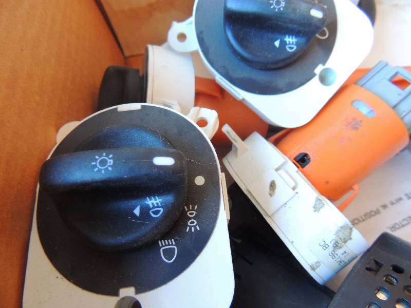 lot 265 image: Head light switch qty 6 and 1 large Black light switch with dimmer