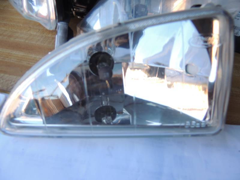 lot 271 image: Ford Focus LH Left Head Light...