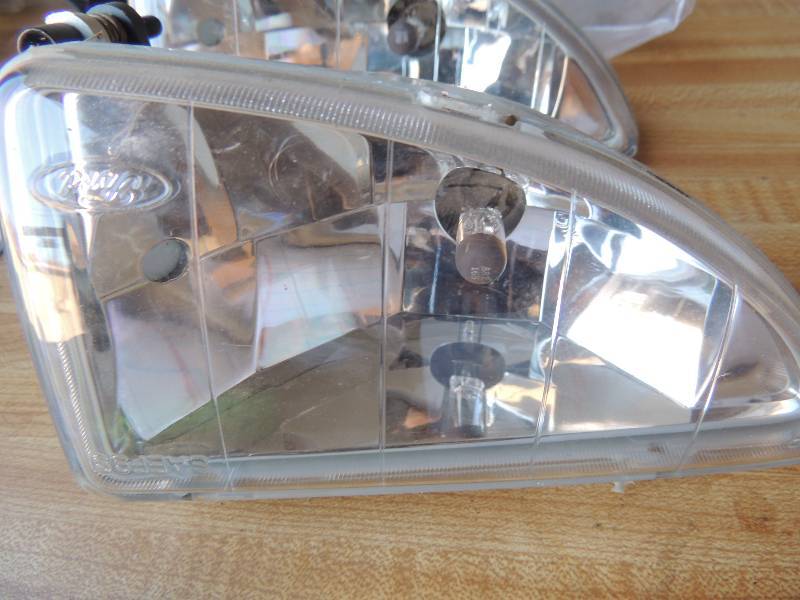 lot 272 image: Ford Focus RH Right Headlight...
