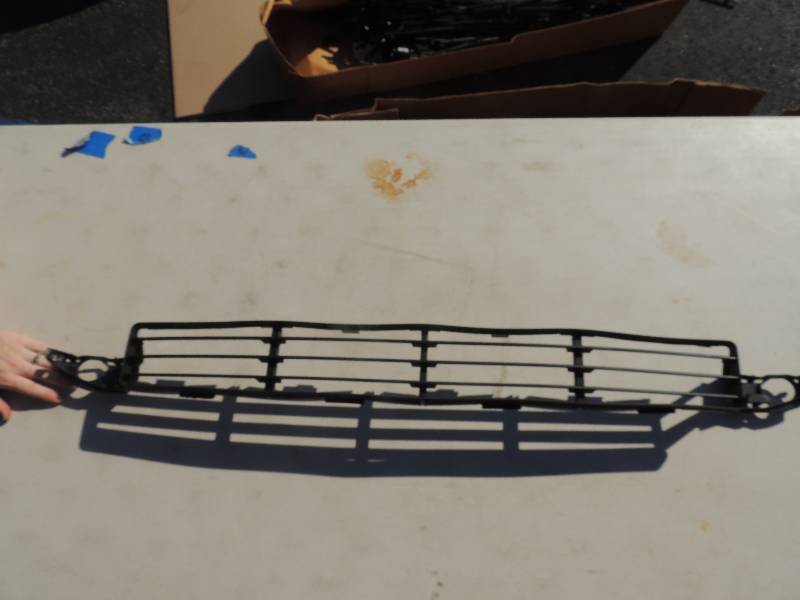 lot 15 image: FORD FOCUS LOWER GRILLE WFOG LIGH...