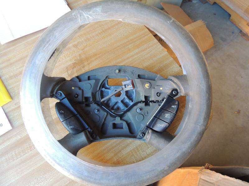 lot 81 image: STEERING WHEEL WITH CRUISE CONTROL ...