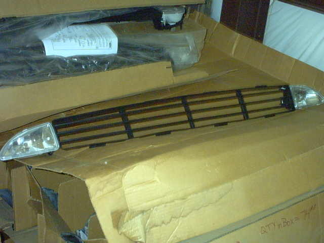 lot 20 image: FORD FOCUS LOWER GRILLE WFOG LIGHTS OEM NEW 2000-2004