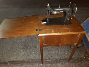 lot 92 image: Vintage DressMaster Rotary Sewing Machine Table