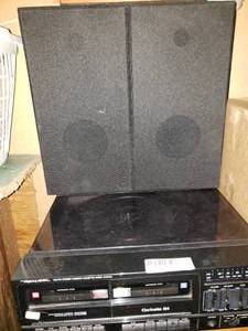 lot 105 image: Realistic Clarinette 124 Dual Cassette Player, Turntable and Radio All in One with 2 Speakers