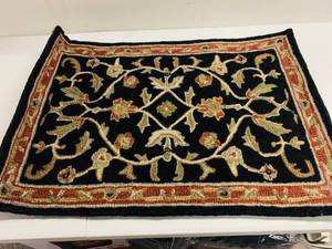 lot 112 image: Plow & Hearth McLean Rug 2x3 ft