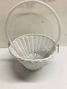 lot 121 image: White Basket