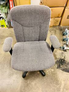 lot 139 image: Computer Chair