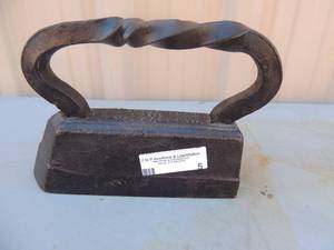 lot 5 image: Aouiloe Ambod 18 reverton Ohio solid cast iron with twisted handle 7x9x6