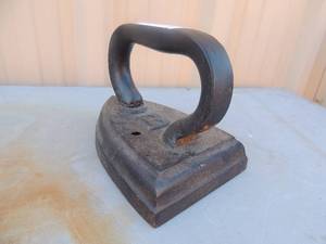 lot 7 image: Solid cast iron smooth handle letter B on top 6x8x5