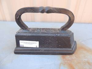 lot 8 image: Cast Iron #20 on top twisted handle 7x 10x3